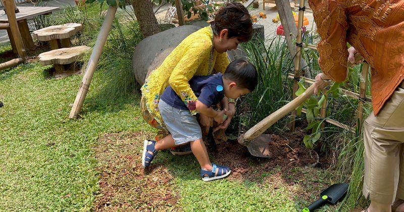 Penanaman tanaman yang menjadi ikon sekolah Alam Atelier, 21 September 2024. - Popmama.com/Anggia Ramadhani Fitri